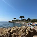 Studio 3 Pers Climatise Renove, Au Calme, Idealement Situe Proche St Raphael-St Tropez, Plage Et Commerces A Pieds