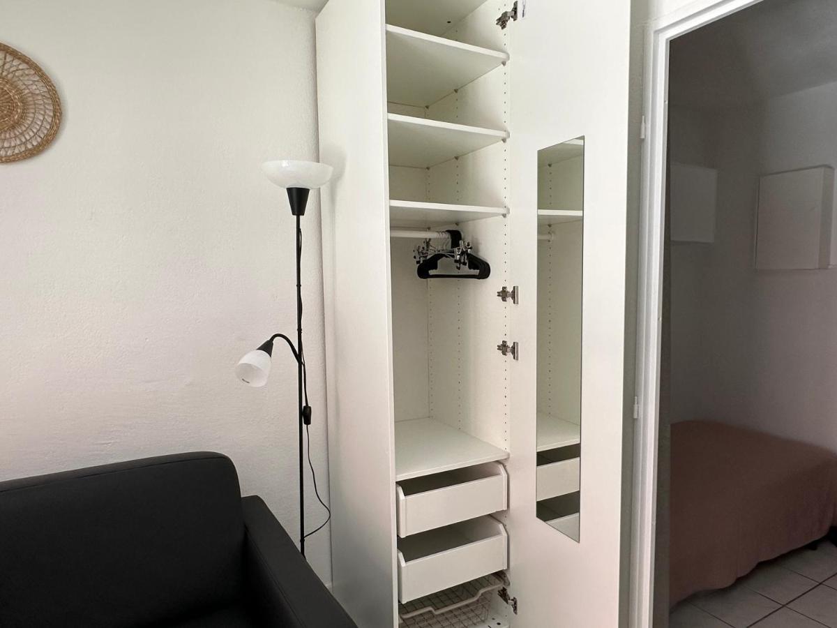 Appartement 3 Pers Climatise Renove, Au Calme, Idealement Situe Proche St Raphael-st Tropez, Et Commerces A Pieds