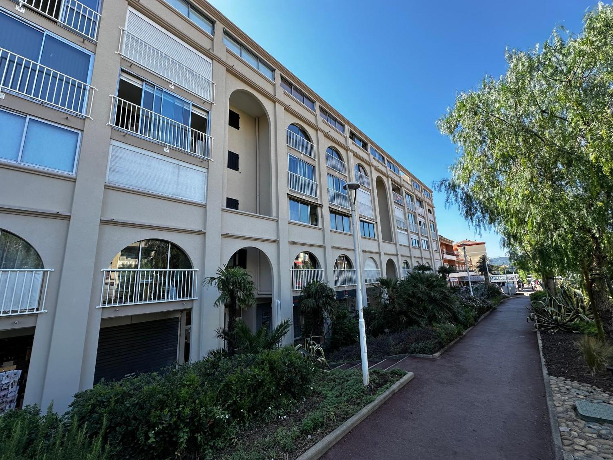 3 Pers Climatise Renove, Au Calme, Idealement Situe Proche St Raphael-st Tropez, Et Commerces A Pieds Appartement
